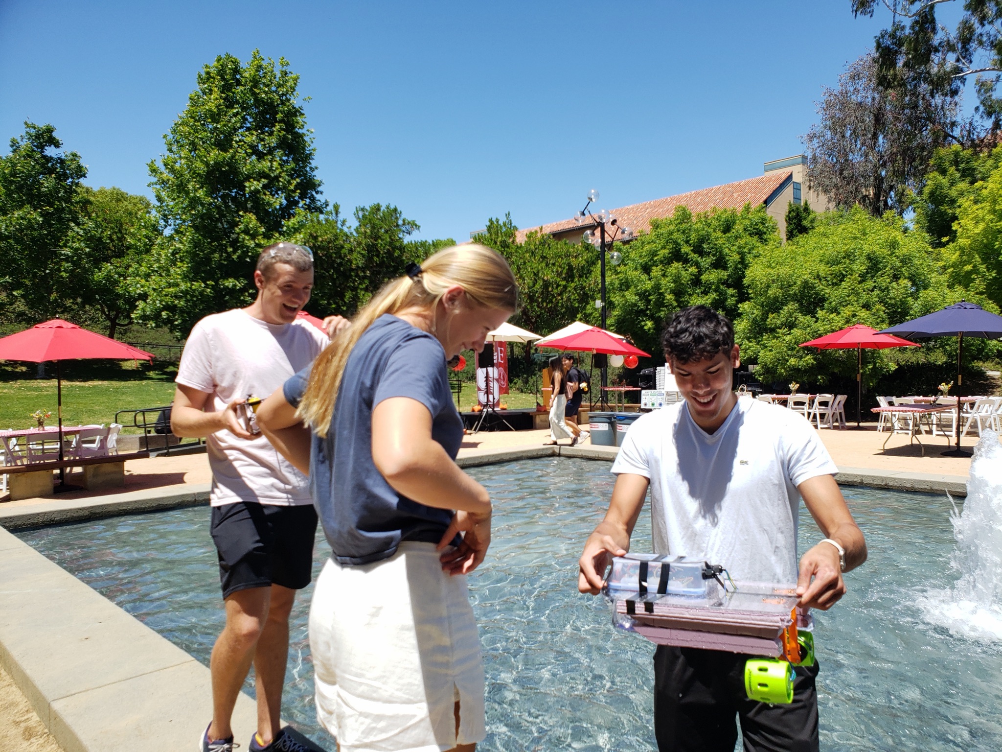 Wireless-controlled boat - view 1