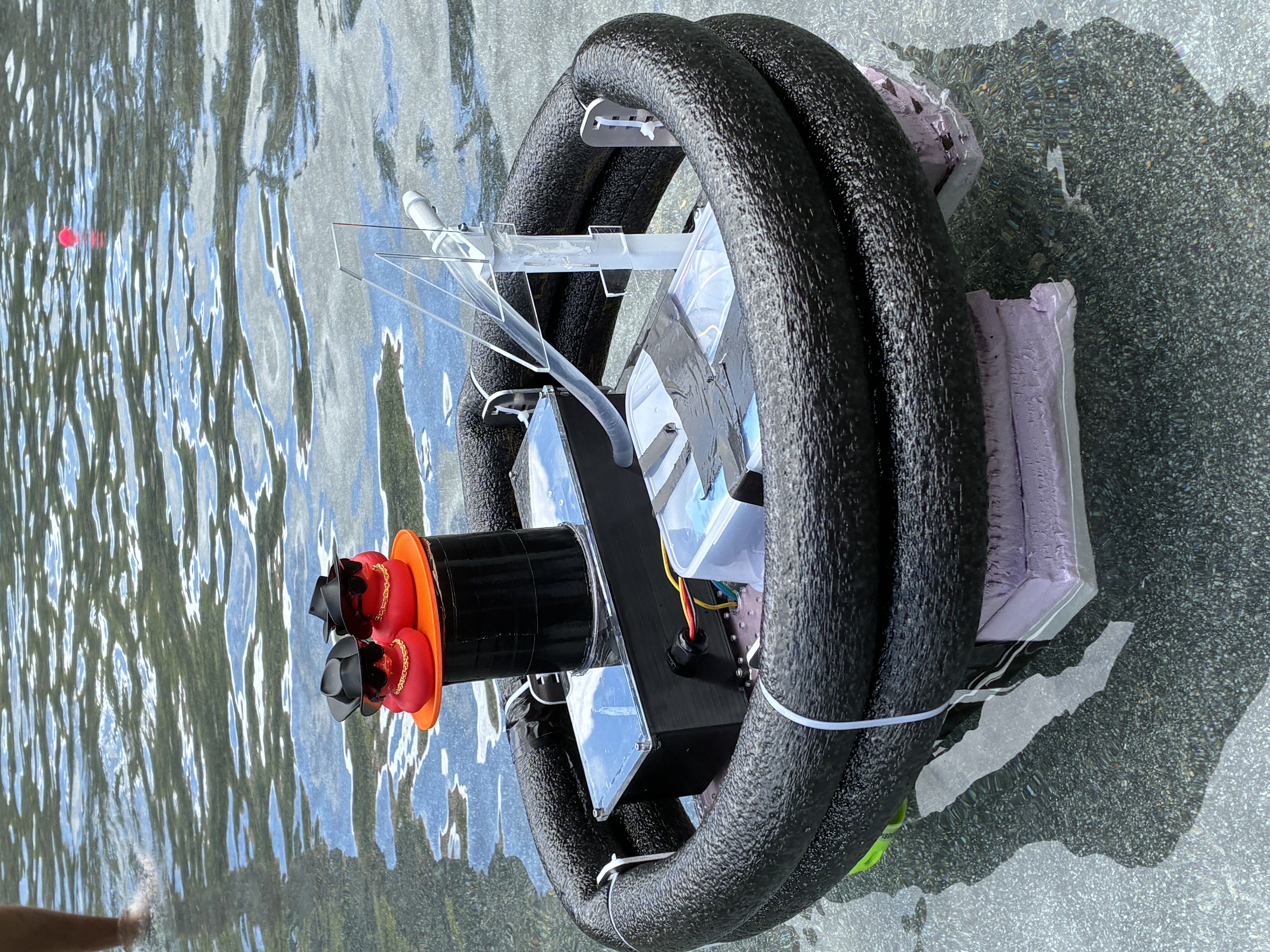 Wireless-controlled boat - view 2